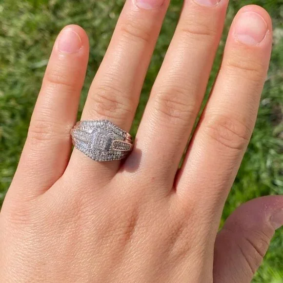 BEAUTIFUL 925 Sterling Silver and Genuine Diamond Cocktail Ring. - Picture 7 of 7